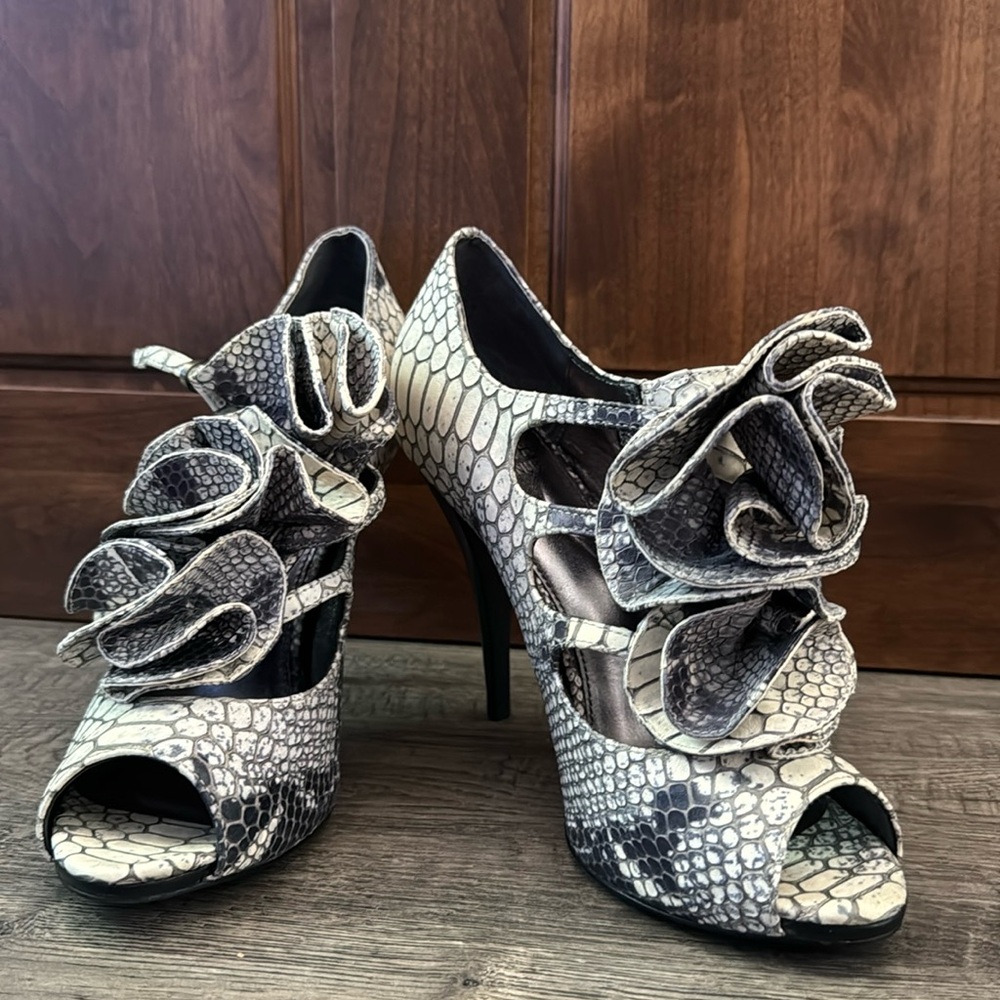 Saks Fifth Avenue Ruffled Snake Print Heels, leather 8.5, open toe, 4.5” heel